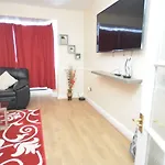 Four Bedroom Townhouse 12 Minutes Walk To Excel Exhibition Centre