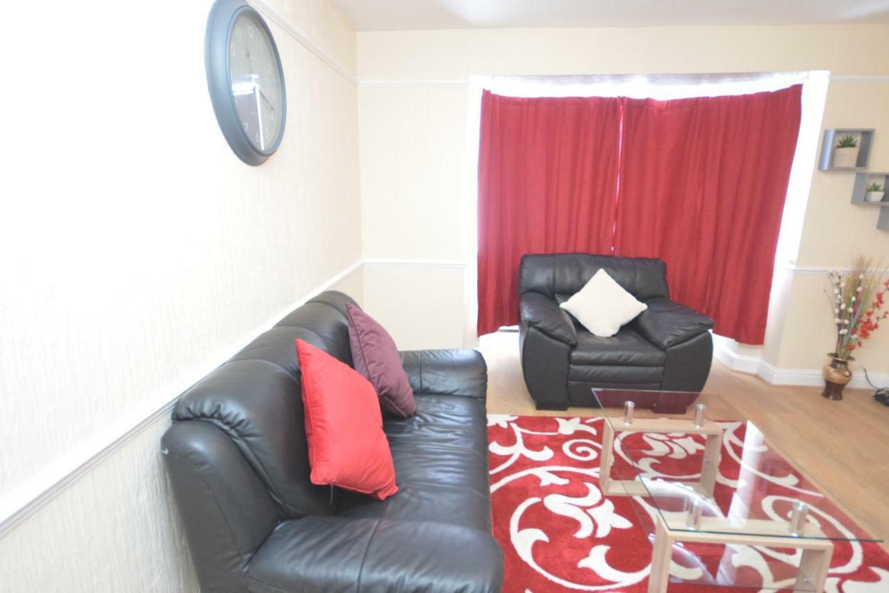 Four Bedroom Townhouse 12 Minutes Walk To Excel Exhibition Centre * Londen